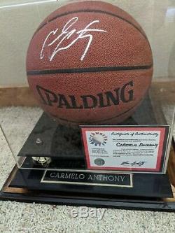 Carmelo Anthony A Signé Avec Basketball Display Case (coa)