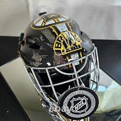 Casque des Bruins signé par Tuukka Rask avec certificat d'authenticité Fanatics et présentoir