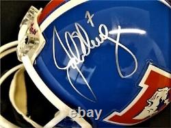 Casque des Denver Broncos signé et autographié par John Elway #7 en vitrine, COA