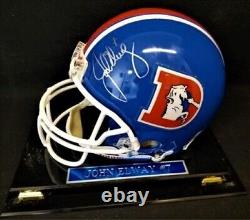 Casque des Denver Broncos signé et autographié par John Elway #7 en vitrine, COA