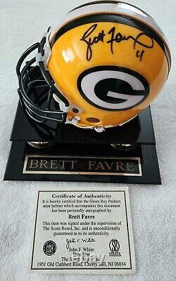 Casque mini des Green Bay Packers autographié par Brett Favre avec COA et étui d'exposition.