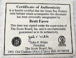 Casque mini des Green Bay Packers autographié par Brett Favre avec COA et étui d'exposition.