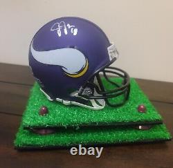 Casque mini des Vikings signé par Justin Jefferson avec certificat d'authenticité Beckett, avec étui de présentation en gazon.