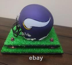 Casque mini des Vikings signé par Justin Jefferson avec certificat d'authenticité Beckett, avec étui de présentation en gazon.