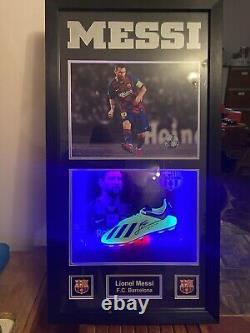 Chaussure 3D Lionel Messi dans une vitrine d'exposition à Barcelone éclairée par LED avec un certificat d'authenticité