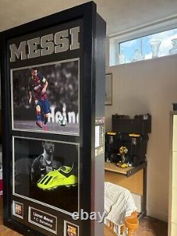 Chaussure 3D Lionel Messi dans une vitrine d'exposition à Barcelone éclairée par LED avec un certificat d'authenticité