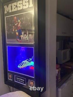 Chaussure 3D Lionel Messi dans une vitrine d'exposition à Barcelone éclairée par LED avec un certificat d'authenticité