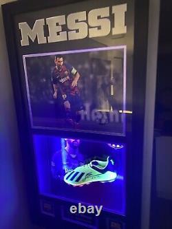 Chaussure 3D Lionel Messi dans une vitrine d'exposition à Barcelone éclairée par LED avec un certificat d'authenticité