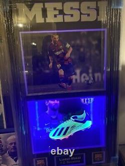 Chaussure 3D Lionel Messi dans une vitrine d'exposition à Barcelone éclairée par LED avec un certificat d'authenticité