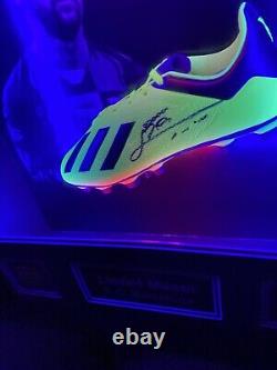 Chaussure 3D Lionel Messi dans une vitrine d'exposition à Barcelone éclairée par LED avec un certificat d'authenticité