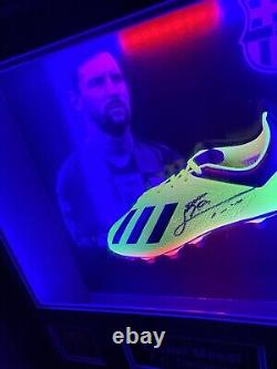 Chaussure 3D Lionel Messi dans une vitrine d'exposition à Barcelone éclairée par LED avec un certificat d'authenticité