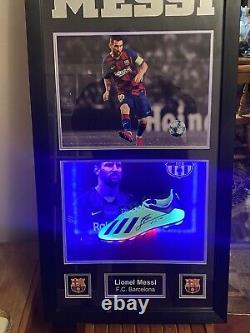 Chaussure 3D Lionel Messi dans une vitrine d'exposition à Barcelone éclairée par LED avec un certificat d'authenticité