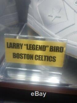 Chaussure De Basket-ball Vintage Converse Avec Présentoir Signée Par Larry Bird (psa Coa)