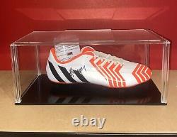 Chaussure de football taille 10 signée par Arsène Wenger et étui de présentation certifié avec signature authentique.