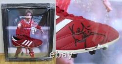 Chaussure signée Kenny Dalglish dans une vitrine à bulles Liverpool FC avec certificat d'authenticité