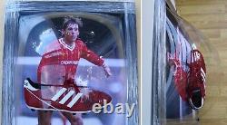 Chaussure signée Kenny Dalglish dans une vitrine à bulles Liverpool FC avec certificat d'authenticité
