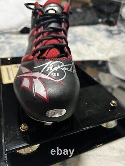 Crampon de football utilisé par Tiki Barber signé avec boîtier d'affichage Steiner CoA