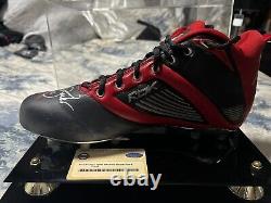 Crampon de football utilisé par Tiki Barber signé avec boîtier d'affichage Steiner CoA