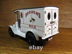 Danbury Mint Modèle de camion de livraison de lait Ford des années 1920 + vitrine personnalisée.
