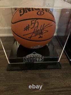 Dikembe Mutombo a signé un basketball de la NBA (SCHWARTZ COA) avec une vitrine d'exposition