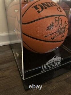 Dikembe Mutombo a signé un basketball de la NBA (SCHWARTZ COA) avec une vitrine d'exposition