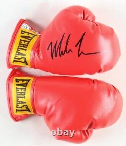 Ensemble de gants de boxe Everlast signé par Mike Tyson avec boîtier d'exposition JSA et certificat d'authenticité de Tyson.