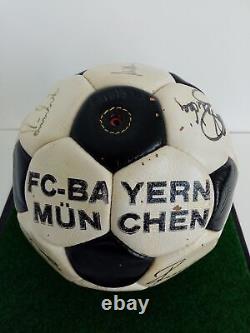 Équipe de football Bayern Munich signée 1981/1982 + boîtier d'affichage Signature Fcb COA