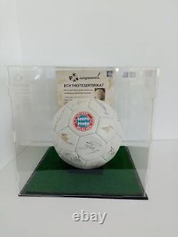 Équipe de football Bayern Munich signée 1993/1994 + étui d'affichage Signature Fcb COA