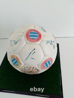 Équipe de football Bayern Munich signée 1995/1996 + Boîtier d'affichage Signature Fcb COA