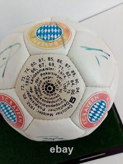 Équipe de football Bayern Munich signée 1995/1996 + Boîtier d'affichage Signature Fcb COA