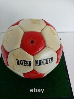 Équipe de football du Bayern Munich signée 1978/1979 + boîtier d'affichage Signature Fcb COA