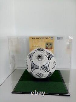 Équipe de football signée Coupe du Monde 1998 dans une vitrine DFB Autographe adidas Signature COA