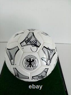 Équipe de football signée Coupe du Monde 1998 dans une vitrine DFB Autographe adidas Signature COA