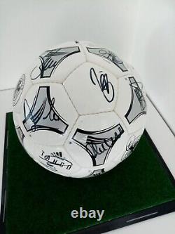 Équipe de football signée Coupe du Monde 1998 dans une vitrine DFB Autographe adidas Signature COA