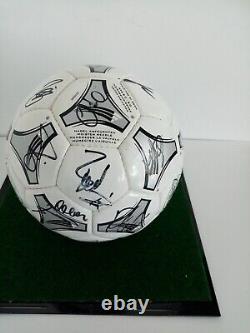 Équipe de football signée Coupe du Monde 1998 dans une vitrine DFB Autographe adidas Signature COA