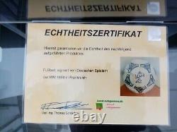 Équipe de football signée Coupe du Monde 1998 dans une vitrine DFB Autographe adidas Signature COA