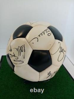 Équipe de football signée Coupe du monde 1990 dans une vitrine DFB Allemagne Italie COA Ball