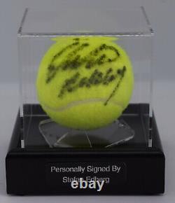 Étui d'affichage de balle de tennis signée par Stefan Edberg au Wimbledon avec certificat d'authenticité de l'AFTAL