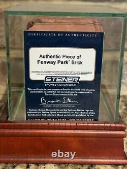 Étui d'affichage en verre de brique utilisée lors du match au Fenway Park des Boston Red Sox avec certificat d'authenticité Steiner