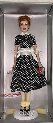 Franklin Mint J'ADORE LUCY Poupée en vinyle de Lucille Ball avec coffre à tenues contenant 10 ensembles, NIB COA