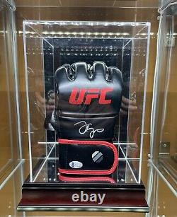 Gant UFC dédicacé par Jon Bones Jones avec témoin Beckett et COA dans une vitrine d'exposition