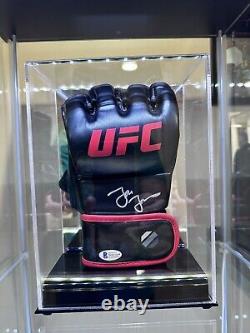 Gant UFC dédicacé par Jon Bones Jones avec témoin Beckett et certificat d'authenticité dans une vitrine