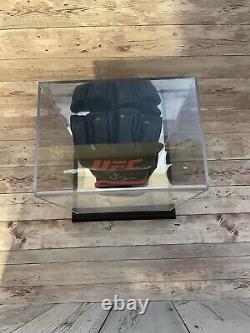 Gant UFC dédicacé par Jon Bones Jones avec témoin Beckett et certificat d'authenticité dans une vitrine