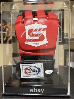 Gant de MMA Strike Force signé par Nick Diaz (Fairtex) dans une vitrine avec JSA/COA