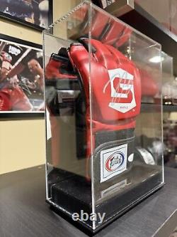 Gant de MMA Strike Force signé par Nick Diaz (Fairtex) dans une vitrine avec JSA/COA