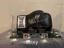 Gant de boxe Everlast noir signé par Mike Tyson JSA avec COA, plaque nominative, vitrine