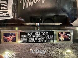 Gant de boxe Everlast noir signé par Mike Tyson JSA avec COA, plaque nominative, vitrine