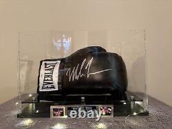 Gant de boxe Everlast noir signé par Mike Tyson JSA avec COA, plaque nominative, vitrine