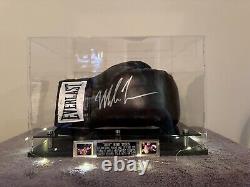 Gant de boxe Everlast noir signé par Mike Tyson JSA avec COA, plaque nominative, vitrine