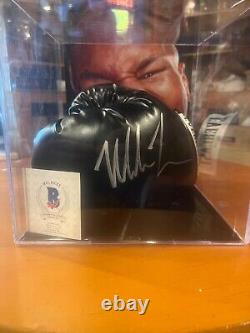 Gant de boxe Everlast signé de Mike Tyson avec certificat d'authenticité Beckett dans une vitrine.